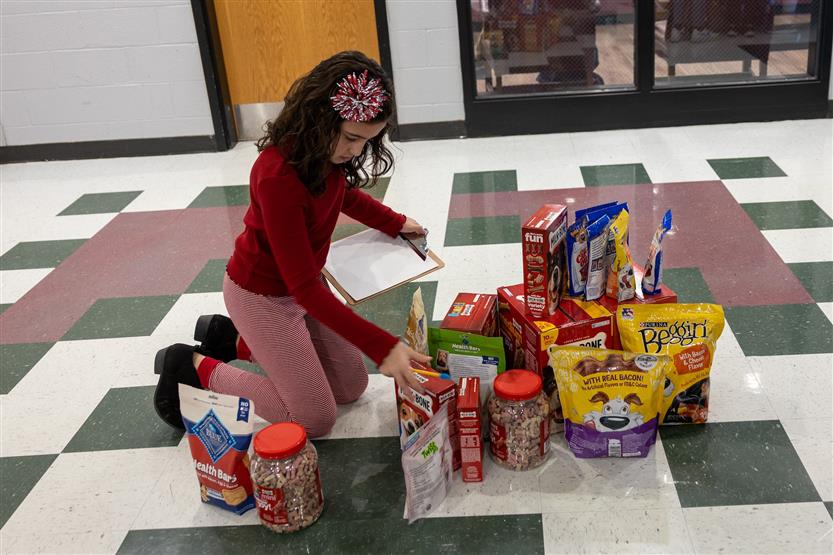 Students make donations for animal shelter